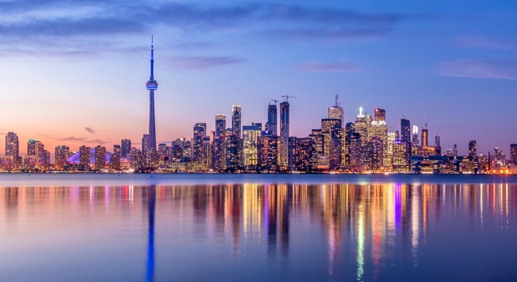 Kanada Ontario Toronto Skyline vom Wasser Foto iStock diegograndi